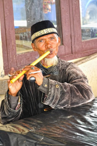 Bapak peniup seruling