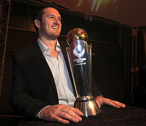 [Graeme Smith poses with Champions Trophy[4].jpg]