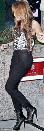 article-0-09D59DA6000005DC-887_224x685