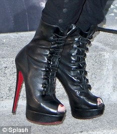 [article-0-09D59CE0000005DC-843_233x267[12].jpg]