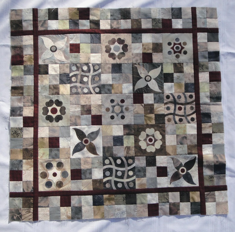 [AccuQuilt Round Flower Wallhanging Quilt[3].jpg]