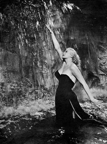 [anita ekberg fountain[15].jpg]