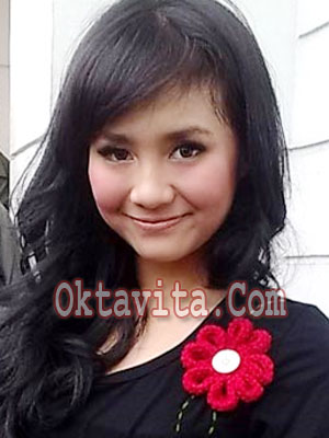 Gita Gutawa dan Dochi Sadega Gita Gutawa dan Dochi Sadega