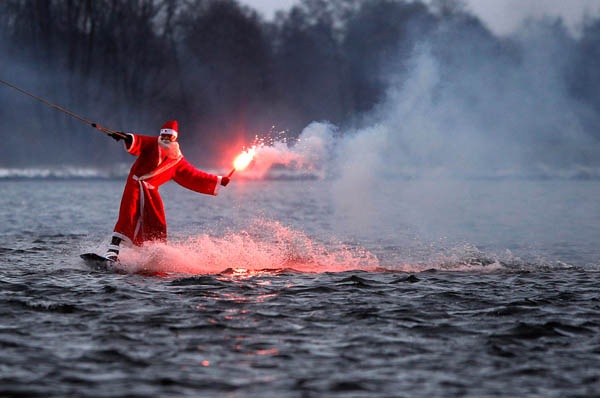 [Papai Noel esquiando - foto Christian Charisius[3].jpg]