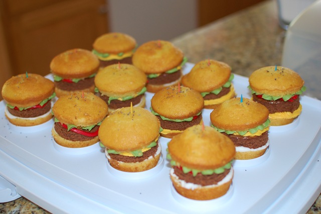 [hamburger cupcakes[7].jpg]