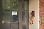 "Landesinstitut für Lehrerbildung" steht auf dem Blättchen an der Tür. Es befindet sich 7 Jahre nach dem Auszug der HFF offenbar immer noch im Umbau. Manche Dinge ändern sich also nicht: das Tempo der Verantwortlichen ist so wie früher...
