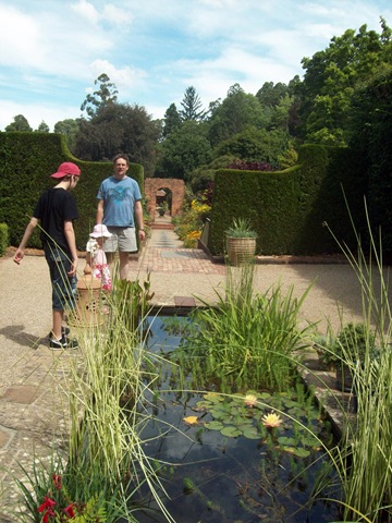 [Garden by pond[4].jpg]