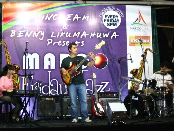 [salah satu aksi klab jazz @ Margo Friday jazz.jpg]