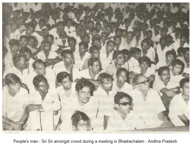 [People's man - Sri Sri amongst crowd during a meeting in Bhadrachalam - Andhra Pradesh.[2].jpg]