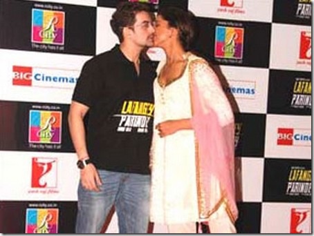 deepika-kisses-siddharth