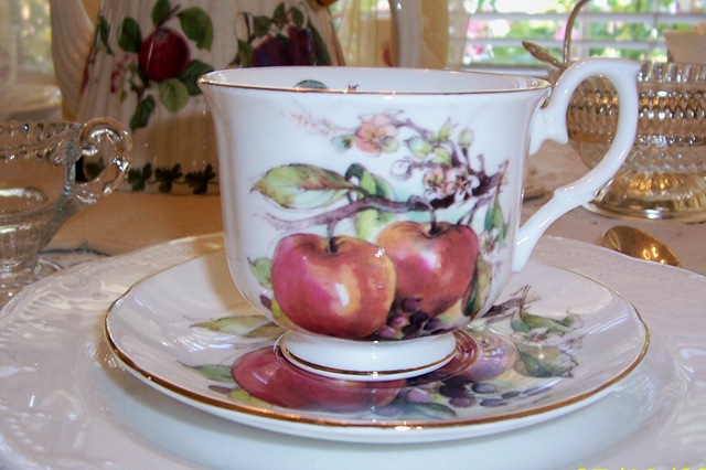 [Apples teacup[2].jpg]