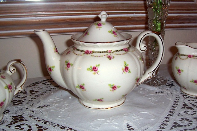 [petite rose teapot closeup.jpg]