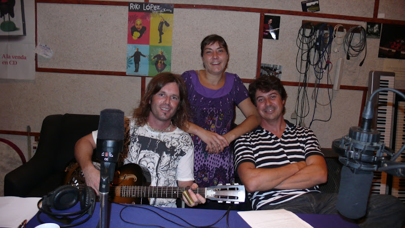 Jordi a la ràdio Jordi Álvarez, Aina Burgos, Andreu Mira als estudis de ràdio