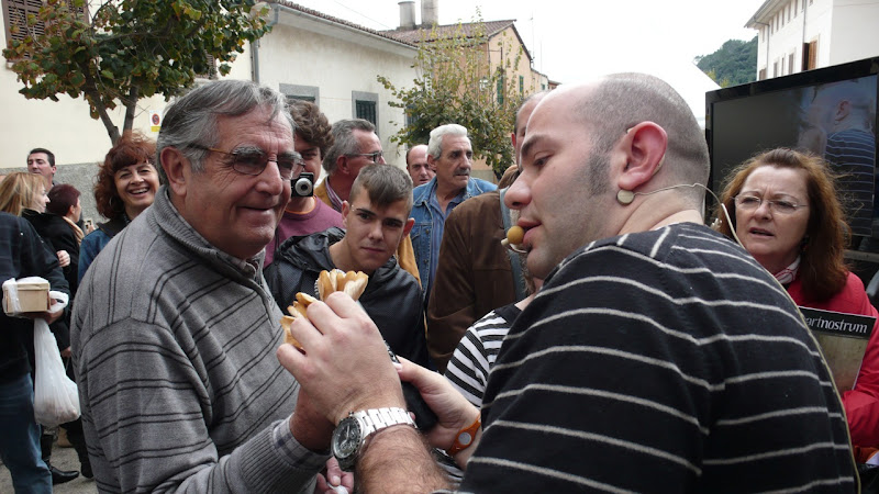 Víctor xerrant amb un senyor