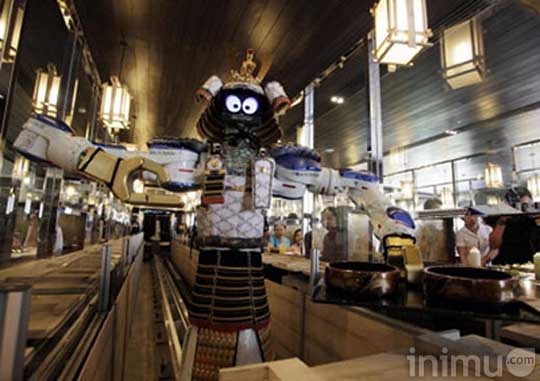 robot-pramusaji-restoran-hajime-02.jpg