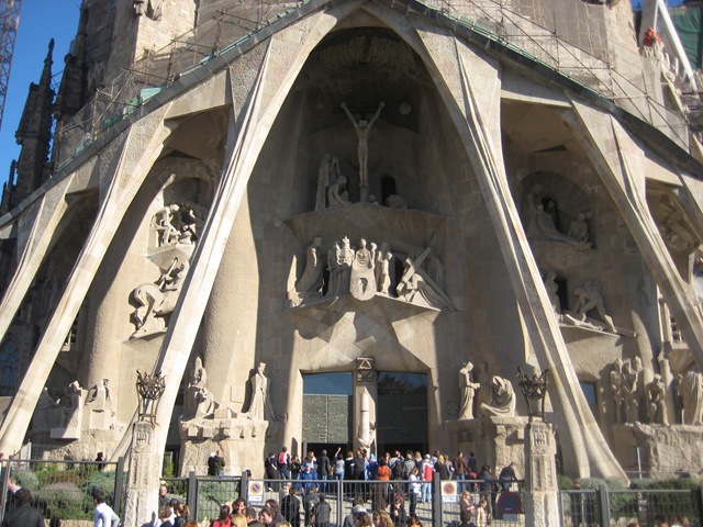 [Sagrada Familia edifice 2[2].jpg]