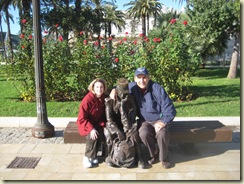 posing w statue in park
