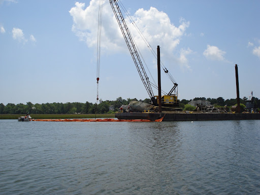 Cape Romain Contractors prepare to remove an abandoned boat off the floor of Hobcaw Creek in Mount Pleasant, SC.  Photo by: Cyrus Buffum