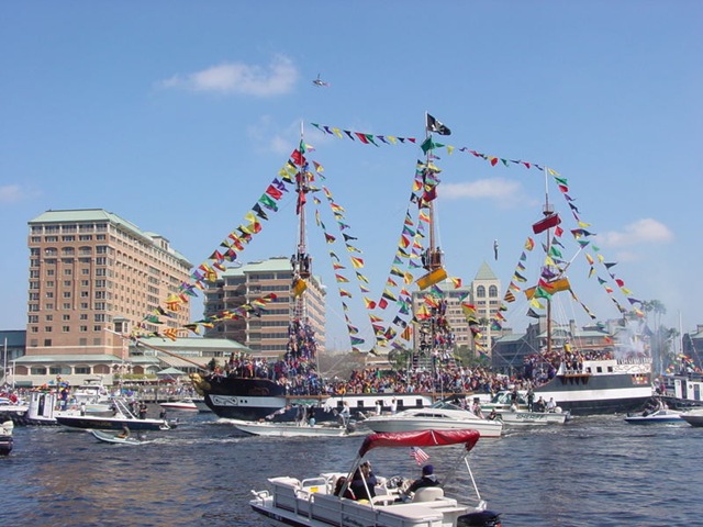 [800px-Gasparilla_Pirate_Fest_2003_-_Pirate_Flagship_Invading_Tampa[3].jpg]