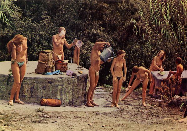 Cartes Postales Pop et  Kitsch des années 50, 70 et 70 - Pop and kitsch vintage postcards from the fifties, the sixties and the seventies : Tout nu et tout bronzé