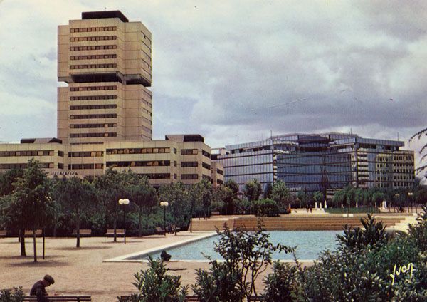 Cartes Postales Pop et  Kitsch des années 50, 70 et 70 - Pop and kitsch vintage postcards from the fifties, the sixties and the seventies : 33 - BORDEAUX (Gironde) Esplanade Charles De Gaulle Au fond, la Préfecture