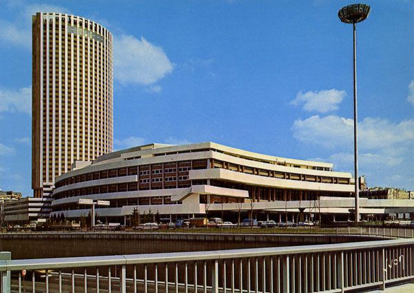 Cartes Postales Pop et  Kitsch des années 50, 70 et 70 - Pop and kitsch vintage postcards from the fifties, the sixties and the seventies : C.I.P. - Centre International de Paris Palais des Congrès Architectes : G. GILLET - H. GUIBOUT - S. MALOLETENKOV
