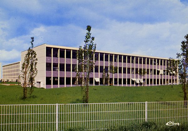 Cartes Postales Pop et  Kitsch des années 50, 70 et 70 - Pop and kitsch vintage postcards from the fifties, the sixties and the seventies : Tous à l'école BRETIGNY-sur-ORGE (91. Essonne) Lycée Technique d'Etat Arch. : MM. Burc et Favre