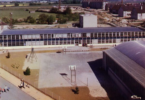 Cartes Postales Pop et  Kitsch des années 50, 70 et 70 - Pop and kitsch vintage postcards from the fifties, the sixties and the seventies : Tous à l'école BRETIGNY-sur-ORGE (Essonne) Groupe scolaire 