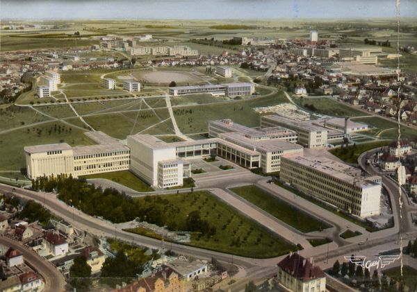 Cartes Postales Pop et  Kitsch des années 50, 70 et 70 - Pop and kitsch vintage postcards from the fifties, the sixties and the seventies : Tous à l'école CAEN (Calvados) L'Université (Architectes : MM. Bernard et Hur - Paris)