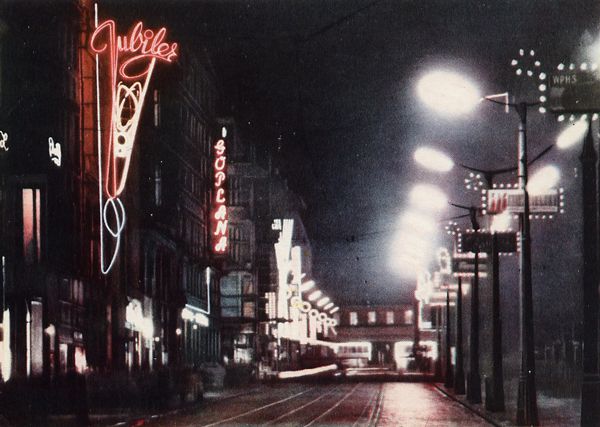 Cartes Postales Pop et  Kitsch des années 50, 70 et 70 - Pop and kitsch vintage postcards from the fifties, the sixties and the seventies : Bienvenue en Pologne POZNAN Rue du 27 septembre la nuit