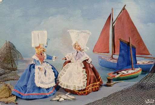 Cartes Postales Pop et Kitsch des années 50, 70 et 70 Regional Puppets / Poupées Régionales