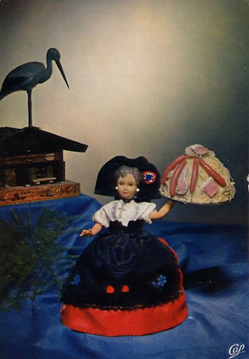 Cartes Postales Pop et Kitsch des années 50, 70 et 70 Regional Puppets / Poupées Régionales