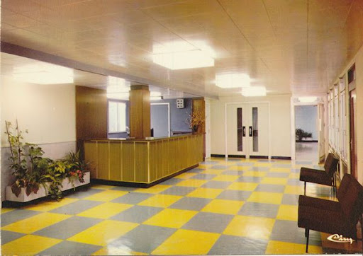 Cartes Postales Pop et  Kitsch des années 50, 70 et 70 Hospitals, residences and diverse activities / Hopitaux, résidences et activités diverses