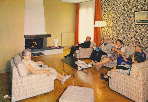 Cartes Postales Pop et  Kitsch des années 50, 70 et 70 Hospitals, residences and diverse activities / Hopitaux, résidences et activités diverses