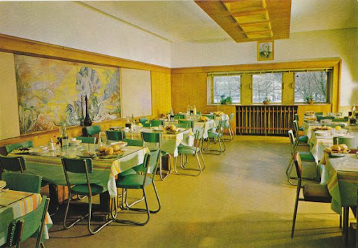Cartes Postales Pop et  Kitsch des années 50, 70 et 70 Hospitals, residences and diverse activities / Hopitaux, résidences et activités diverses