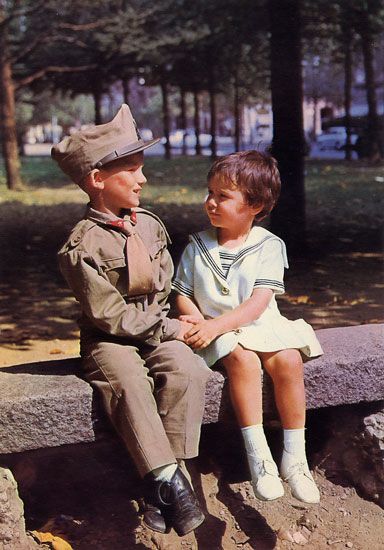 Cartes Postales Pop et  Kitsch des années 50, 70 et 70 Bride of Child soldiers/ La Fiancée des Enfants soldats