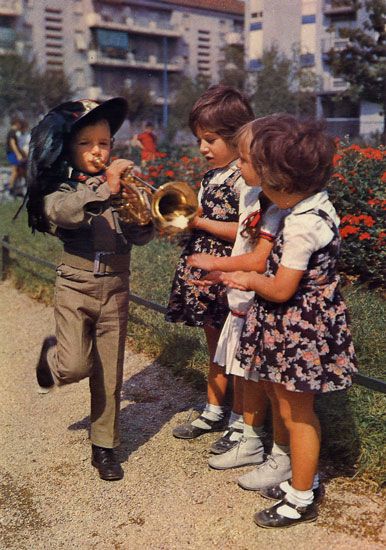 Cartes Postales Pop et  Kitsch des années 50, 70 et 70 Bride of Child soldiers/ La Fiancée des Enfants soldats