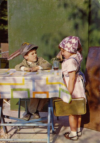 Cartes Postales Pop et  Kitsch des années 50, 70 et 70 Bride of Child soldiers/ La Fiancée des Enfants soldats