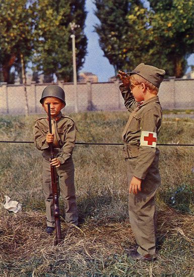 Cartes Postales Pop et  Kitsch des années 50, 70 et 70 Child soldiers/ Enfants soldats