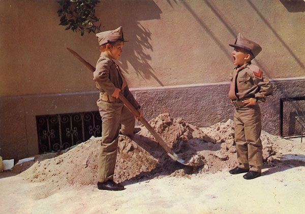 Cartes Postales Pop et  Kitsch des années 50, 70 et 70 Child soldiers/ Enfants soldats