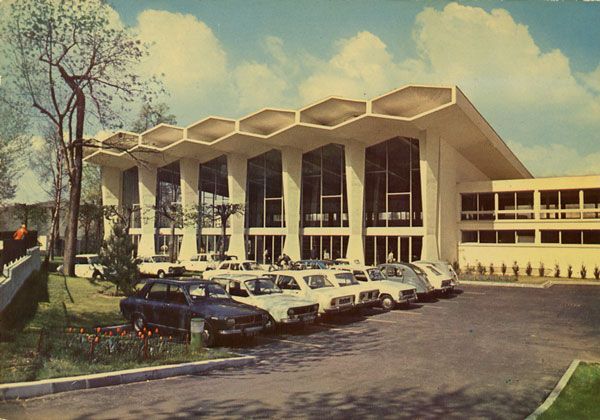 Cartes Postales Pop et Kitsch des années 50, 70 et 70 Back in town / De retour en ville