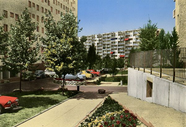 Cartes Postales Pop et  Kitsch des années 50, 70 et 70 Avec un peu d'aide de nos amis - Pop and kitsch vintage postcards from the fifties, the sixties and the seventies : FRESNES Le Clos-la-Garenne