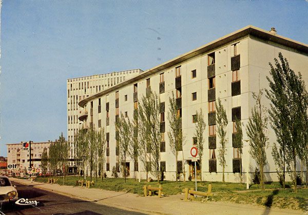 Cartes Postales Pop et  Kitsch des années 50, 70 et 70 Avec un peu d'aide de nos amis - Pop and kitsch vintage postcards from the fifties, the sixties and the seventies : VIGNEUX (91. Essonne) La Prairie de l'Oly Architecte : Mr Jean L'Hernault, Paris 4è