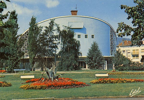 Cartes Postales Pop et  Kitsch des années 50, 70 et 70 - Pop and kitsch vintage postcards from the fifties, the sixties and the seventies : Au pays vosgien... SAINT-DIE (Vosges) Le parc municipal La salle des fêtes Arch. Mm. Bertrand et Ringwald