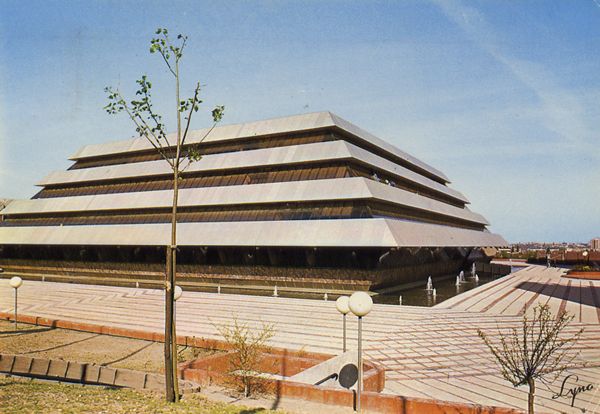 Cartes Postales Pop et  Kitsch des années 50, 70 et 70 - Pop and kitsch vintage postcards from the fifties, the sixties and the seventies : NANTERRE - 92000 (Hauts de Seine)L'Hôtel de Ville