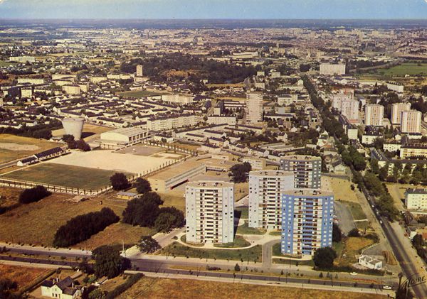 Cartes Postales Pop et Kitsch des années 50, 70 et 70 - Pop and kitsch vintage postcards from the fifties, the sixties and the seventies : BELLE-BEILLE-ANGERS 49 Vue aérienne