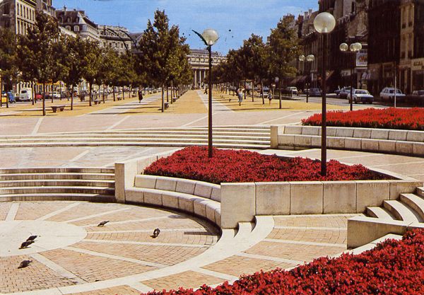 Cartes Postales Pop et  Kitsch des années 50, 70 et 70 - Douceur de vivre : BORDEAUX (33000) Les nouvelles allées de Tourny, au fond : Le grand Théatre