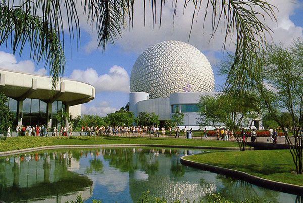 Cartes Postales Pop et  Kitsch des années 50, 70 et 70 - Pop and kitsch vintage postcards from the fifties, the sixties and the seventies : COMMUNICORE, FUTURE WORLD Join in an Electronic Forum, tap new enery ideas, preview your vacations electronically, try out information innovations, and go backstage to see Epcot's fascinating computers