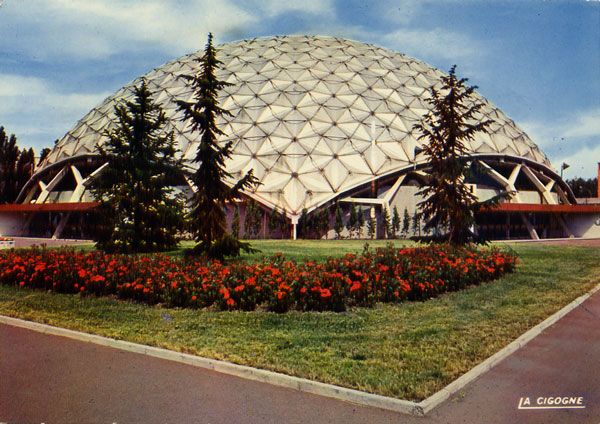 Cartes Postales Pop et  Kitsch des années 50, 70 et 70 - Pop and kitsch vintage postcards from the fifties, the sixties and the seventies : SAINT-ETIENNE (42) Palais des sports (Centre Omnisports) Architectes P.P.L.G. : MM. P. Dufau - R. Aillaud - L. Vendange