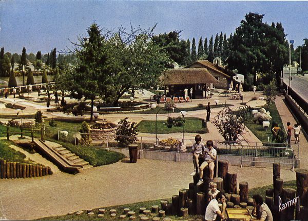 Cartes Postales Pop et  Kitsch des années 50, 70 et 70 - Pop and kitsch vintage postcards from the fifties, the sixties and the seventies : Jeux de plein air